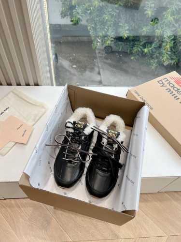 G027代购级别独家首发miumiu缪缪棉鞋毛毛鞋 秋冬新款英伦风系带乐福鞋miumiu秀场适当独一无二的擦色工艺工艺来自miu Miu系列的细节特写 新季的潮