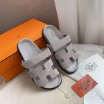 男+10。Hermès 爱马仕 男女同款春夏新款老舅凉鞋实力来袭 网红同款 休闲百搭简单ins&小红书超多网红明星纷纷种草 鞋子上脚超级百搭 随时随地刻画自己的