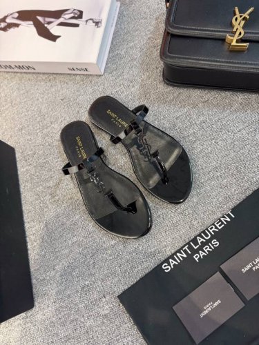 Sa*Nt Laurent 圣*兰y*L小五金扣柜柜最新夹脚凉皮拖鞋。独家高端定制，顶级品质。延续家族经典五金扣设计，简约大气，平底1Cm平底让mm轻松驾驭，特