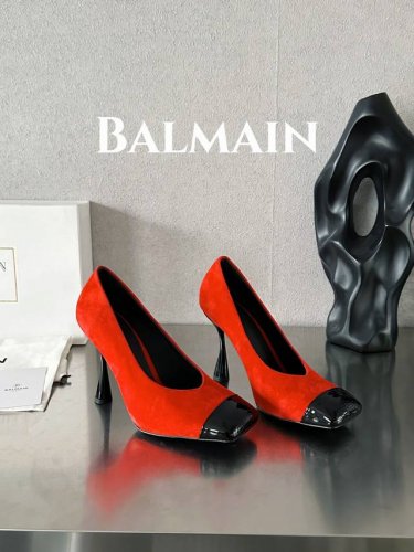 出厂价 Balmain 巴尔曼 巴尔曼 方头酒杯跟单鞋 此款彩色皮革酒杯跟，方头，会标图案。 海外订购原版，1:1完美复刻！ 历时三个月精工打造，五金，鞋跟都是