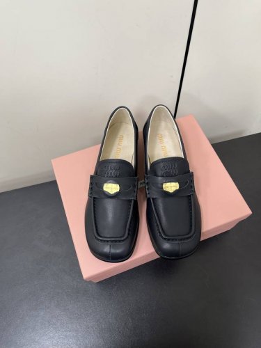p400Miumiu缪缪25春夏走秀新品招财钱币复古中性乐福鞋小皮鞋 经典不过时！ 越看越上头的乐福鞋，配上袜子也是妥妥的学院风，非常的高级，皮质也是非常软，而