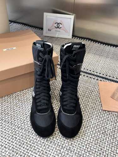 中帮 380新配色 Miu Miu 25Ss 春夏新款走秀Miumiu 德训 休闲靴 秀场工艺来自Miu Miu系列的细节特写 新季的潮流要素一 与此刻挚爱的概