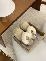 正码 Ugg｜ 专柜最新 5 公分，后绑带厚底星拖 Eva松糕鞋底 此图、鞋底厚度：5公分 鞋面内里羊皮毛一体、鞋垫为真羊毛材质 有松紧带很跟脚哦 厚底的设计也