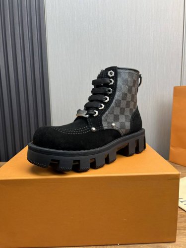 工厂价 LV.Checker 男士战地靴 结合军靴与工装鞋灵感，瞩目亮相 2024 春夏男装秀场。柔软牛皮革和考究鞋底凸纹分别点缀迷彩风格 Damoflage