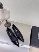 尖头经典中跟 小香 单鞋 P390 五金Logo 加持 舒适有范 黑色小牛漆皮 手工 l 质感满满 经典圆头厚底设计 超舒适 Logo清晰可见 优雅 内里选用小