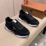 新款: 厂价: 普拉达prada* 最新爆款休闲鞋，顶端品牌奢侈～代购，顶级～质量。鞋面選用进口透气牛皮搭配材质透气羊皮垫脚 精细做工。原版个性时尚柔软橡膠耐磨