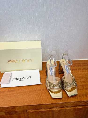 冲量价 Jimmy Choo 吉米周 是一个非常全面之尊贵时尚生活品牌， 香港,美国等大时尚博主及明星的同款表带女士高跟，中跟，平跟后空凉鞋系列。 澳大利亚尖头