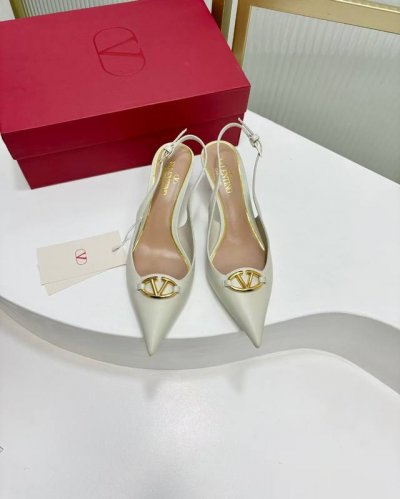 跑量价 Valentino 华伦天奴 2024最火爆新品 新款穆勒鞋 也太好穿啦... 最新logo饰扣 与性感尖头完美结合简直是夏天时髦巅峰原版复刻 大底：意