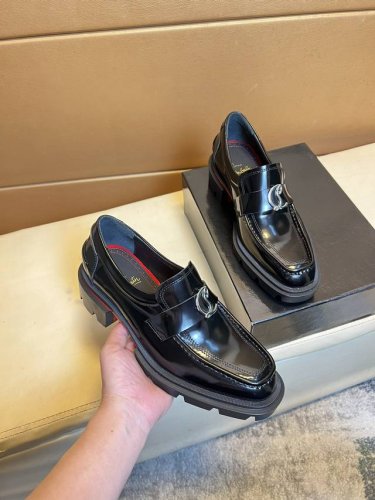 Cl购入原版精准复刻，1:1打造顶级精品，踝靴选用进口牛皮打造，极致质感，为坚固且轻盈的微型外底融入醒目胎面，与长鞋带共同展现军靴的灵感启发。橡胶 L*字母标注