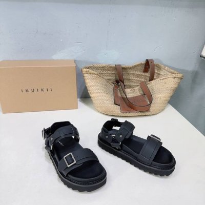 高品质出厂 ！小众潮牌Inuikii 25春夏新款水台厚底五金扣罗马沙滩凉鞋！ 设计师把新一季的经典罗马凉鞋改为舒适为主，今年的鞋面材质改为了进口的小牛皮鞋面，