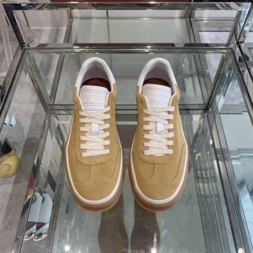Loro Piana 诺悠翩雅 24Ss 新款lp情侣款德训鞋 休闲板鞋 这款新款绒面革网球鞋采用超低帮设计，适合全年穿着。包边鞋底营造轻松迷人的色彩组合，将功