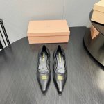 出厂: 独家顶级版本 MIUMIU缪缪2025vs春夏最新走秀爆款单鞋系列 尖头猫跟单鞋 MIUMIU秋冬T台走秀网红同款＂造梦不夜城＂，miumiu能在重要场