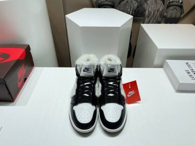 出厂:毛鞋 独家顶级版本 Air Jordan耐克联名23vs秋冬季最新王炸爆款系列 情侣彩色拼毛休闲鞋 唯独一款牛皮拼接纯羊毛的高帮鞋，耐克乔一情侣毛鞋让鞋迷
