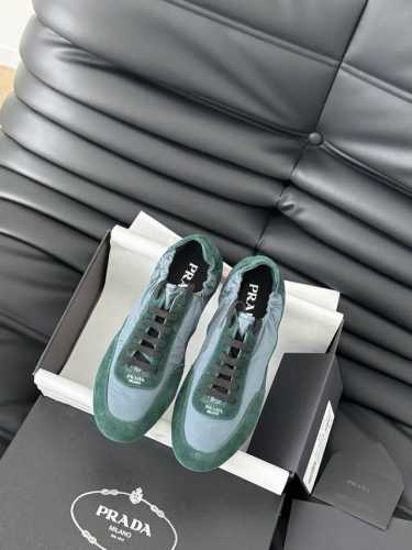 Prada 2025超火的软糯德训鞋 宝子们，2025新款德训鞋杀疯。平底设计，走路不累，逛街运动都适配。超百搭，轻松拿捏时尚感。别等，快冲！Size：35-4