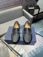 dior 迪奥男士乐福鞋休闲皮鞋，这款乐福鞋采用进口牛皮精心制作，鞋面饰以牛皮饰扣装饰，别具一格。皮质质感极好，套穿式一脚蹬设计，易穿脱，本染小牛皮内里，真皮垫