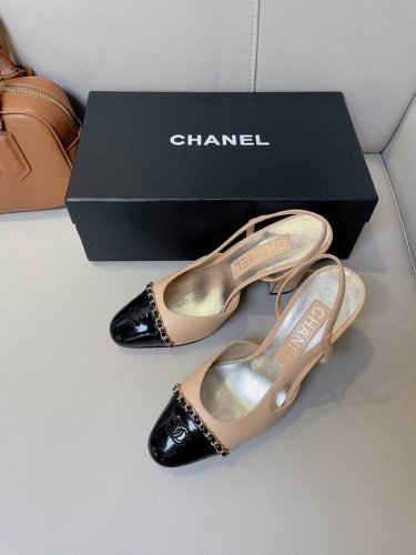 开香啦！Chanel 香奈儿24P新款，真心好看，尤其搭牛仔裤和短裙的时候，真心爱了！经典链条搭配，脚面包裹感也很好，異常的好穿！图片都拍不出她100%的美貌！