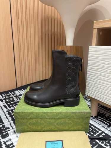 短靴 -长靴 - 25Ss秋冬新款gucci压花短靴 长靴 经典款型透过标志性品牌元素焕发新的活力。这款长靴采用黑色皮革制作，匠心装饰牛皮双ｇ压印，后拉链设计方