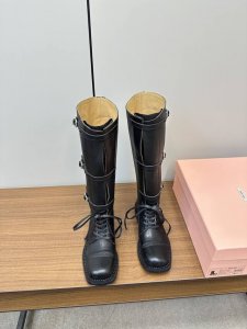 Miumiu2024秋冬走秀新款复古机车 今年最值得入手的靴子 没有之一！超多网红明星上脚 Miumiu今年秋冬确实泰酷辣 秋冬限定款 专柜非常难买 看着很硬的