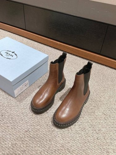 顶级品质 Prada Fw24 New Arrival～ P家2024秋冬切尔西短靴新品 经典的p家靴型，搭配擦色牛皮鞋面， 靴口搭配松紧材质、质感和细节拉满