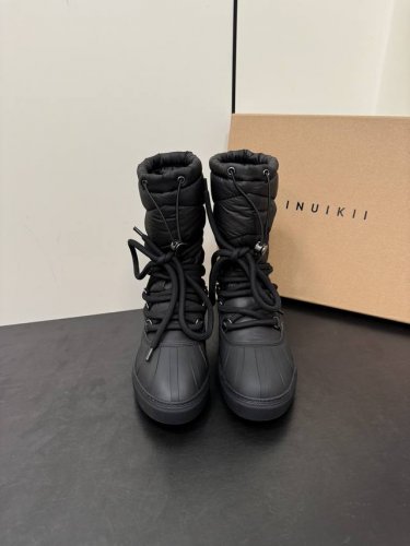 代购级 Inuilii 24 新款雪地靴 . 雪地里的精灵 城市机能与户外性能兼并，鞋面采用进口防水、光泽细腻，柔软的面料不仅增加舒适度且兼具保暖效果！ 鞋面：