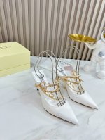 冲量价 Jimmy Choo 吉米周 是一个非常全面之尊贵时尚生活品牌， 香港,美国等大时尚博主及明星的同款表带女士高跟，中跟，平跟后空凉鞋系列。 澳大利亚尖头
