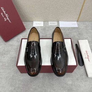 sf家新品 菲拉** Gancini扣饰莫卡辛鞋 官方售价 Rmb ,800 专柜同步新款便鞋 可休闲可正装男士乐福皮鞋 经典造型体现正装时髦魅力，全新设计的比