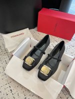 Ferragamo 菲拉格慕 经典蝴蝶结芭蕾舞系列 时尚是个轮回 24Ss芭蕾舞鞋叉回到了我们的视野 并且打破了她原有优雅的气质 展现出更多不一样的风格 展现出