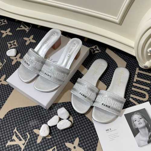 出厂： DIOR 迪奥顶级专柜 压钻系列官网同步 全系首发 迪奥压钻经典刺绣拖鞋明星同款 网红博主推荐 原版开模 代购版本 进口压钻鞋面 垫脚羊皮 原版私膜TP