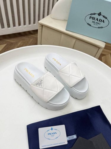 Prada 普拉达25ss夏季新款情侣款沙滩厚底勃肯凉鞋这个鞋型真的属于经典不会过时的设计而且符合当下大家这种追求舒适，健康的穿着理念，被很多国内外的明星，时尚