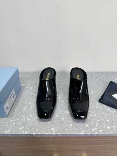 PRADA 普拉达 25ss早春新款 经典高跟 三角标单鞋 半拖简单的设计大概就是它最让人喜欢的点不是烂大街的那种 很有自己的品牌个性面料：采用原版牛漆皮内里垫