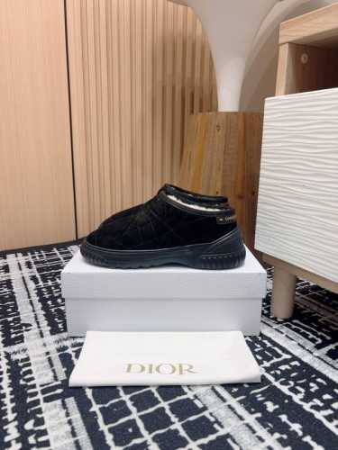 矮帮 -短靴 -Dior Frost 及踝靴藤格纹羊皮毛一体短靴毛毛鞋这款 Dior Frost 及踝靴融入高订风格，重新诠释雪地靴款式 采用驼色绒面革等材质精