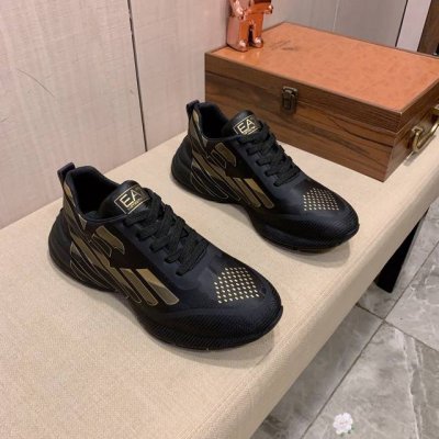 新款: 厂价: 阿玛尼ARMANI* 最新爆款休闲鞋，顶端品牌奢侈～代购，顶级～质量。鞋面選用进口透气牛皮搭配材质透气羊皮垫脚 精细做工。原版个性时尚柔软橡膠耐