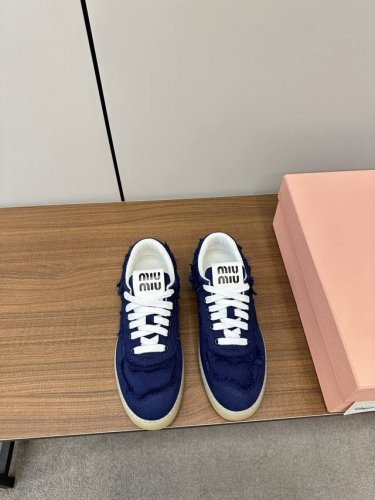 Miumiu 24新款乞丐休闲鞋 Miu Miu 缪缪大秀上爆出的这双流苏乞丐球鞋 后全球各大代购官网火爆上市. 仿旧复古破碎的毛边很随意不羁又能体现单宁美感，