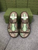 男女同款 Gg Supreme 凉鞋为 早秋推出的一款全新凉鞋采用 U 型肩带和镂空侧面细节设计。这款滑梯采用品牌的会标 Gg Supreme 帆布制成，融合了