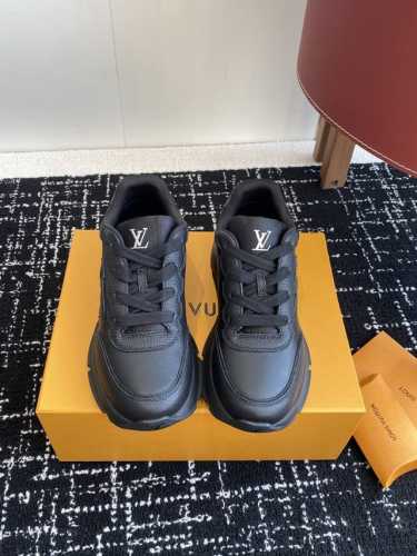 代购级 Lv 路易威登 L家驴牌 最新Classic系列 厚底 休闲 运动鞋 原版购入开发 做货 这款Classic 运动鞋于 2025 秋冬男士系列初次亮相，