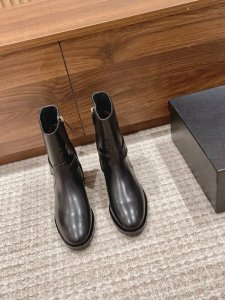 Chanel 香奈儿手工坊系列 链条装饰骑士靴新品 帅气靴型，搭配链条和双c大logo装饰，极高辨识度！ 靴筒设计思路有别与传统骑士靴的硬挺，此款靴子用料是柔软