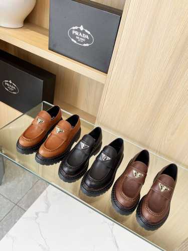 冲量价: 新品普拉达 秋冬走秀款靴子 太古汇原版购入爆拆复刻 鞋子上脚很轻便，走路舒适度都很赞 运用三角标设计风格值得拥有 鞋型韵味超赞，非常有特色的设计感 辨
