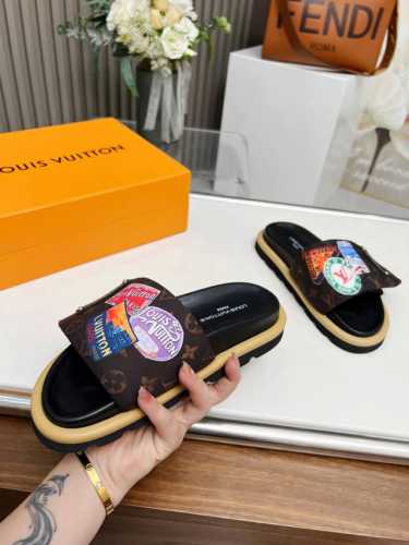 冲量价 Lv驴牌l家 2024爆款 浮雕logo 压花 凉拖鞋 本款 Pool Pillow Comfort 平底凉拖取材科技织物，以高频压印技术重绎 Mono