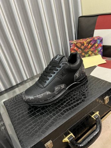 出厂价： Lv 路易威登。最新潮鞋休闲鞋实体店爆款。新品春夏季舒适进口定制原版牛皮，独特提花面料元素设计。搭配羊皮内里，Lv原版底，高端包装高品质细节决定品质、