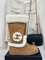 厂价 Chane*｜小香经典秋冬双c 厚底雪地靴 一双可以做到极致的雪地靴 一眼看到我觉得它有一种很慵懒感觉 一点都不用担心显胖的问题 穿上真的俏皮暖和又舒适！