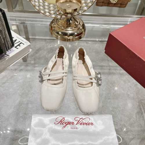 出厂 顶级版本 Roger Vivier 224 罗杰维维亚rv春夏新款双带折皱钻扣玛丽珍单鞋跳舞鞋芭蕾舞鞋，亮面漆皮搭配钻扣，一眼被惊艳到仙女们确定不拿下这款