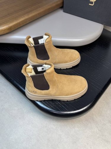 ugg -高端品质 原单 -鞋面：原版反绒小牛皮、品牌松紧带、后跟高周波品牌logo、完美拼接 -内里：澳洲羊毛里 -大底：原版tpu发泡；成型大底 -超高品控