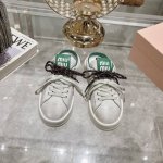 出厂 Miu Miu 2024秋冬新款的休闲运动小白鞋和半拖，真的美炸啦！全新鞋带，清新甜美_ 运动小白鞋，简约而不简单。经典的白色，超级百搭，无论是搭配牛仔裤