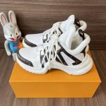 顶级版本LOUIS VUITTON Archlight 1.0花纹时尚低帮运动休闲鞋女款白色老花。面料:科技混合面料拼接牛皮 lv老花皮内里:进口羊皮里 织物垫