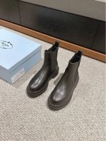 顶级品质 Prada Fw24 New Arrival～ P家2024秋冬切尔西短靴新品 经典的p家靴型，搭配擦色牛皮鞋面， 靴口搭配松紧材质、质感和细节拉满