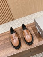 莞产 Officine Creative系列的乐福鞋很火了 但是这一款其实还是很小众少见的 趁还没有满大街可以先入手 这种乐福鞋单品就是妥妥的万年单品 休闲装正