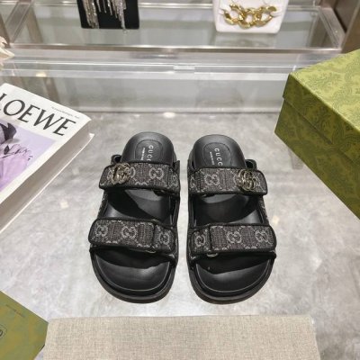 橙子出厂价150 gucci 古驰春夏新款 印花魔术贴拖鞋/半拖 厚底凉拖 这款单品出自Gucci Lido系列，设计灵感源自意大利海岸的夏日风情和海滩俱乐部。