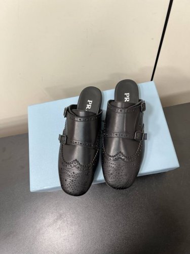 pp390男款40070Ss春夏新款Prada普拉达情侣复古手工雕花皮雕扣平底乐福鞋/半拖鞋 这款鞋履着意呈现经典与复古格调，兼具阳刚气质与柔美风情，形成二元对