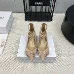 出厂： 独家顶级版本 Dior*迪奥 2025Vs新款单鞋系列 尖头珍珠扣单鞋 原版购入开发 ！完美还原这款鞋的楦形细节 鞋面进口牛漆皮 内里垫脚细腻小羊皮，看