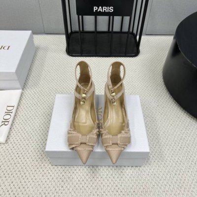 出厂： 独家顶级版本 Dior*迪奥 2025Vs新款单鞋系列 尖头珍珠扣单鞋 原版购入开发 ！完美还原这款鞋的楦形细节 鞋面进口牛漆皮 内里垫脚细腻小羊皮，看